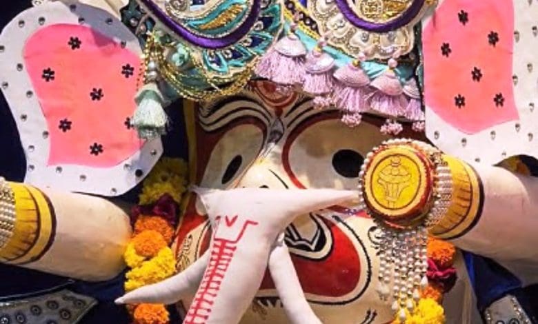 गणेश रूप में भगवान जगन्नाथ के दर्शन करते भक्त