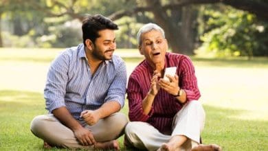 परिवार में बातचीत करते सदस्य, आपसी संवाद से जुड़ाव दर्शाता दृश्य