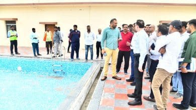 काटेदान स्पोर्ट्स कॉम्प्लेक्स का निरीक्षण करते अधिकारी