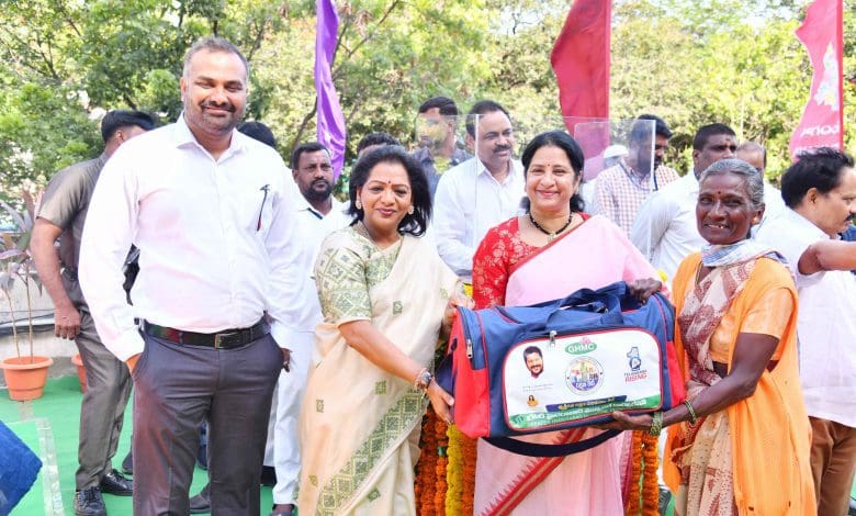 महापौर गदवाल विजयलक्ष्मी द्वारा GHMC मुख्यालय में तेलंगाना स्थापना दिवस पर ध्वजारोहण और H-CITI परियोजना की जानकारी।