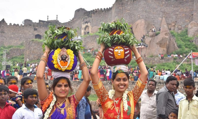 350 सीढ़ियों की सजावट पूजा में महिलाओं की भागीदारी