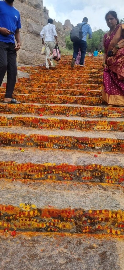 350 सीढ़ियों पर सजी आरती, गोलकोंडा की देवी पूजा में महिलाओं की भव्य भागीदारी।