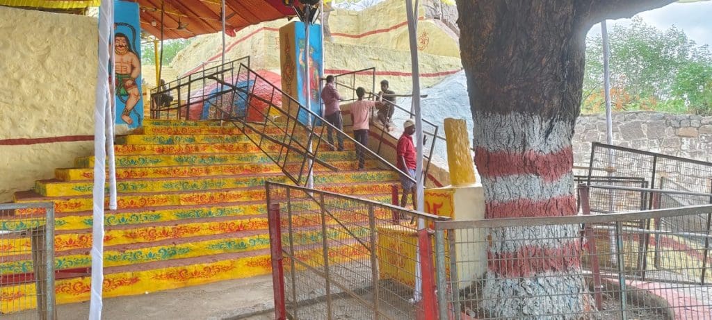 350 सीढ़ियों पर सजी आरती, गोलकोंडा की देवी पूजा में महिलाओं की भव्य भागीदारी।