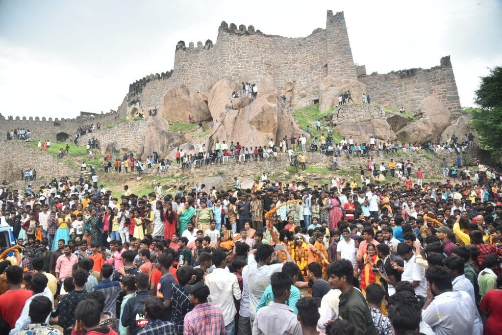 350 सीढ़ियों पर सजी आरती, गोलकोंडा की देवी पूजा में महिलाओं की भव्य भागीदारी।