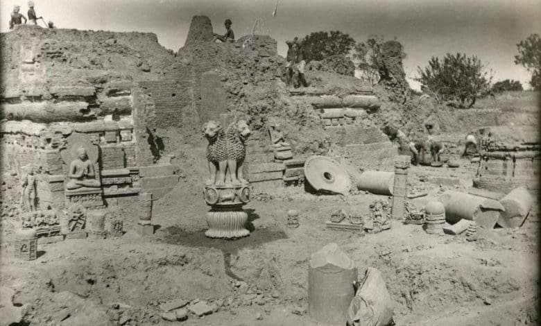 सर जॉन मार्शल द्वारा मोहनजोदाड़ो और हड़प्पा की ऐतिहासिक खोज, जिससे सिंधु घाटी सभ्यता का रहस्य उजागर हुआ।