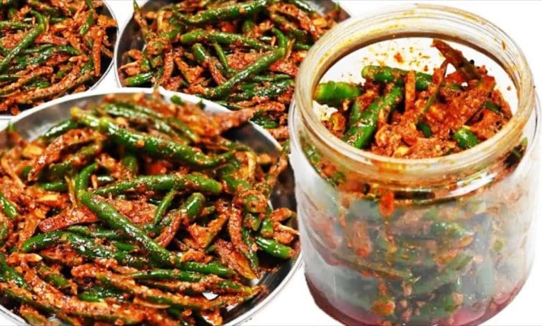 तीन प्रकार के रंग-बिरंगे घर में बने अचार कांच के जार में