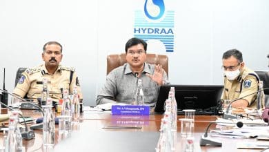 हैद्रा आयुक्त ए.वी. रंगनाथ बाढ़ से निपटने के लिए विभागीय समन्वय पर चर्चा करते हुए