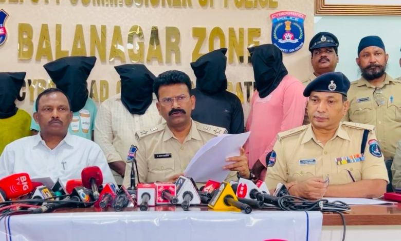 ड्रग्स तस्करी मामले में गिरफ्तार आरोपी और जब्त की गई कोकीन ड्रग्स तस्करी मामले में गिरफ्तार आरोपी और जब्त की गई कोकीन