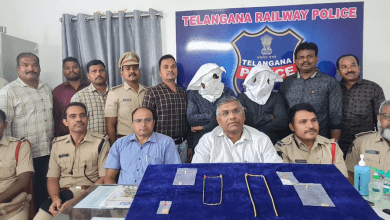 सिकंदराबाद रेलवे स्टेशन पर पकड़े गए स्नैचरों के साथ पुलिस अधिकारी