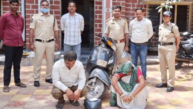 गांजा जब्ती के बाद आरोपी तस्करों को हिरासत में लेते आबकारी अधिकारी