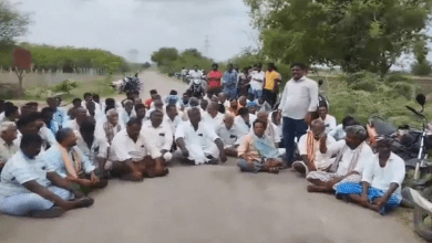 पेद्दा धनवाड़ा गांव में प्रदर्शनकारी ग्रामीणों और इथेनॉल फैक्ट्री के बाहर तैनात पुलिस बल