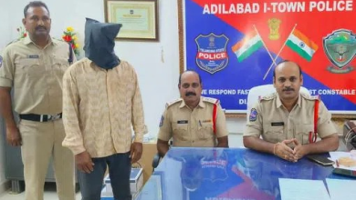 ढोंगी पुजारी की गिरफ्तारी के बाद पुलिस स्टेशन में पूछताछ का दृश्य