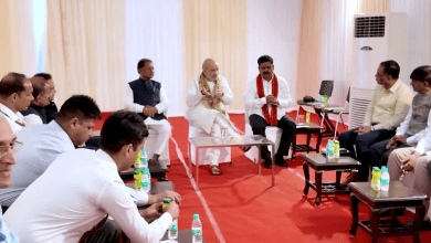 अमित शाह छत्तीसगढ़ में नक्सल अभियान के जवानों से मिलते हुए