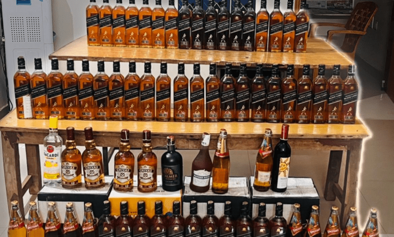 शादनगर स्टेशन पर ट्रेन से जब्त की गई शराब की बोतलों का दृश्य