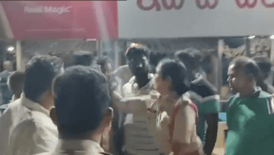 कांग्रेस नेता रायला रामू होटल विवाद में महिला एसआई से बदसलूकी करते हुए