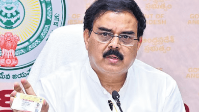 मुख्यमंत्री मनोहर राशन वितरण योजना की जानकारी देते हुए