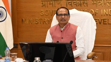 कृषि मंत्री चौहान खेत में वैज्ञानिकों के साथ निरीक्षण करते हुए