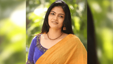 गच्चीबौली के प्रिज़्म पब के बाहर खड़ी अभिनेत्री कल्पिका गणेश