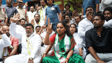 हैदराबाद में बस पास दरों के विरोध में एमएलसी कविता का प्रदर्शन