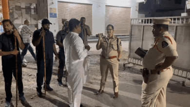 हैदराबाद में बकरीद पर साम्प्रदायिक तनाव के दौरान पुलिस की तैनाती और भीड़ को नियंत्रित करते जवान