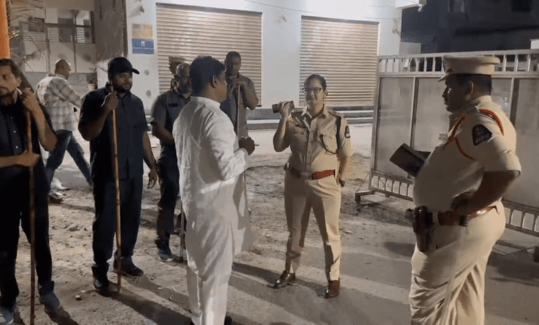हैदराबाद में बकरीद पर साम्प्रदायिक तनाव के दौरान पुलिस की तैनाती और भीड़ को नियंत्रित करते जवान