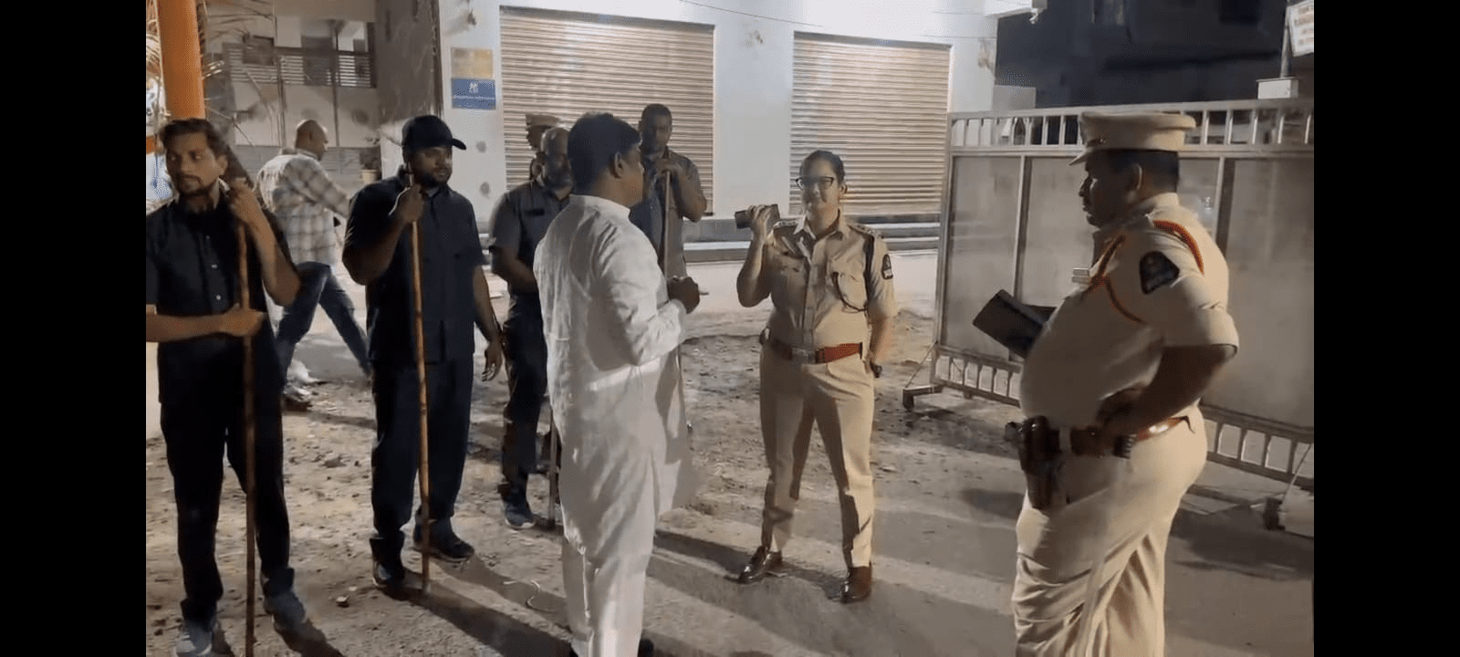 हैदराबाद में बकरीद पर साम्प्रदायिक तनाव के दौरान पुलिस की तैनाती और भीड़ को नियंत्रित करते जवान