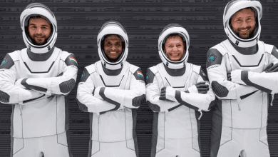 फाल्कन‑9 रॉकेट बेस पर LOx लीक जांच के दौरान परीक्षण करते हुए इंजीनियर