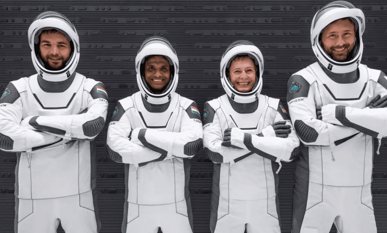 फाल्कन‑9 रॉकेट बेस पर LOx लीक जांच के दौरान परीक्षण करते हुए इंजीनियर