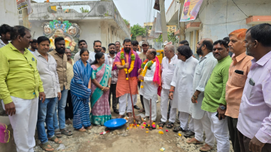 विधायक राजा सिंह मंगलहाट में सड़क निर्माण कार्य का उद्घाटन करते हुए