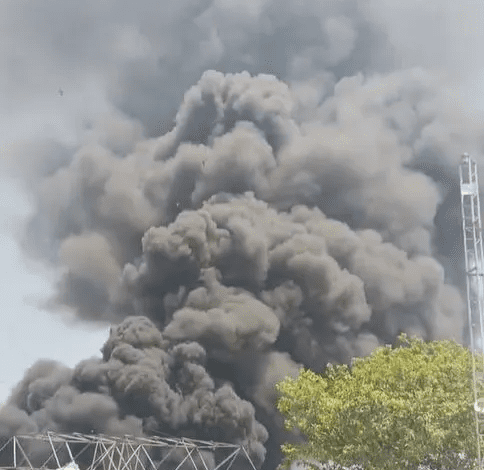 अहमदाबाद मेघानी इलाके में दुर्घटनाग्रस्त एयर इंडिया Boeing 787 से उठता काला धुआँ”