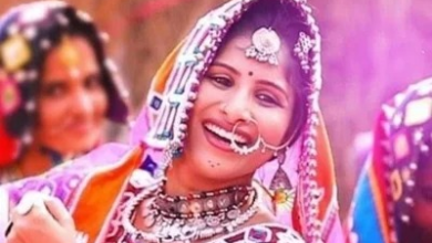 हैदराबाद में मंगली की बर्थडे पार्टी पर पुलिस की छापेमारी करते अधिकारी”