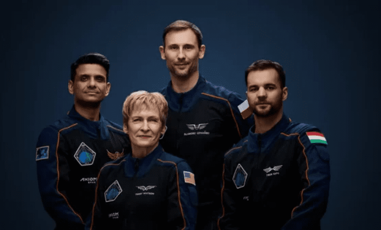 एक्सिओम मिशन के लॉन्च की घोषणा करते इसरो अधिकारी