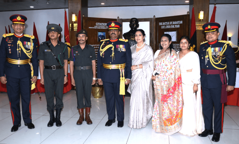 IMA Dehradun Drill Square पर 419 नए अफसरों को सलामी लेते SL Army प्रमुख”