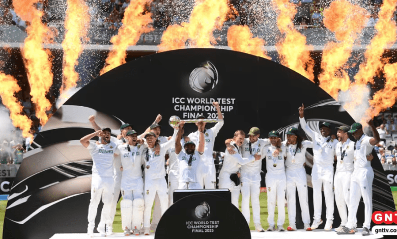 “लॉर्ड्स में WTC ट्रॉफी उठाते दक्षिण अफ्रीकी खिलाड़ी”