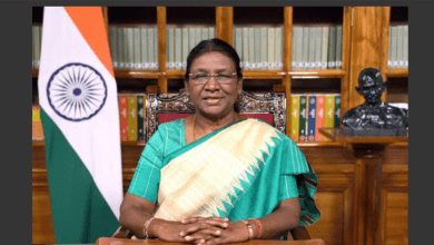 राष्ट्रपति द्रौपदी मुर्मू देहरादून के राष्ट्रपति आशियाना परिसर में पार्क उद्घाटन करती हुई