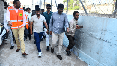 R.V. कार्नन और GHMC टीम मदीना नगर में जलजमाव निरीक्षण करते हुए