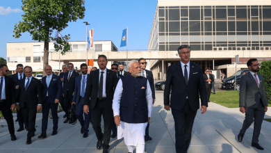 पीएम मोदी और क्रोएशियाई पीएम ज़ाग्रेब सिटी सेंटर में 'होमलैंड मोन्युमेंट' पर श्रद्धांजलि देते हुए