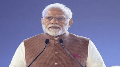 पीएम मोदी सिवान में वंदे भारत ट्रेन को हरी झंडी दिखाते हुए