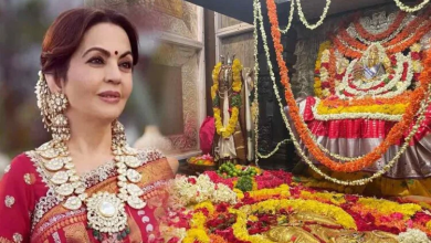 नीता अंबानी बुल्कम्पेट येल्लम्मा मंदिर में बैंक ट्रांसफर करती हुईं