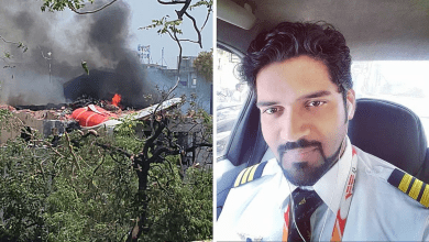 सह-पायलट क्लाइव कुंदर का Sewri कब्रिस्तान में अंतिम संस्कार समारोह