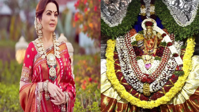 नीता अंबानी बुल्कम्पेट येल्लम्मा मंदिर में दान राशि के साथ खड़ी