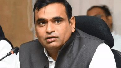 बीआरएस नेता चामला प्रेस कॉन्फ़्रेंस में पानी पर बोलते हुए