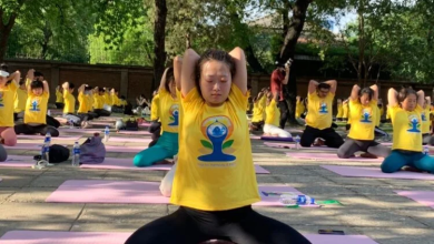 चीन में अंतरराष्ट्रीय योग दिवस पर खुली जगह में हजारों लोग योग मुद्राओं में संलग्न।