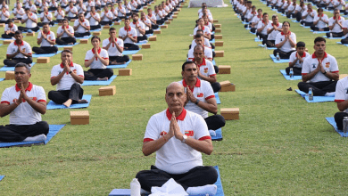 उधमपुर छावनी में जवानों के साथ योगाभ्यास करते रक्षा मंत्री राजनाथ सिंह।