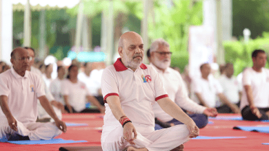 अहमदाबाद के प्रह्लाद नगर गार्डन में अमित शाह नागरिकों के साथ सामूहिक योगाभ्यास करते।