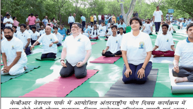 केबीआर पार्क में मंत्री पोन्नम प्रभाकर योग अभ्यास करते हुए