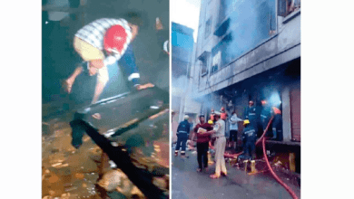 हैदराबाद फर्नीचर शॉप में लगी आग पर काबू पाते दमकल कर्मी