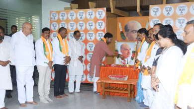 किशन रेड्डी डॉ. श्यामा प्रसाद मुखर्जी की प्रतिमा पर माल्यार्पण करते हुए