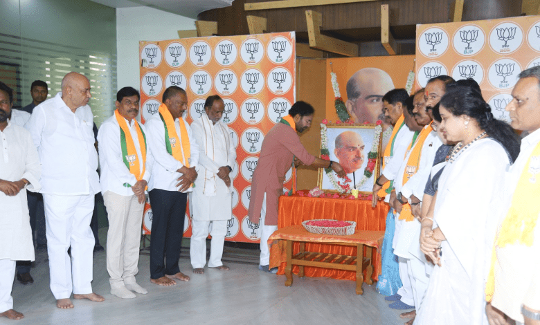 किशन रेड्डी डॉ. श्यामा प्रसाद मुखर्जी की प्रतिमा पर माल्यार्पण करते हुए