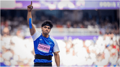 ओस्ट्रावा गोल्डन स्पाइक में ट्रॉफी उठाते हुए नीरज चोपड़ा, आत्म-आलोचना के बाद भी मुस्कुराते हुए”